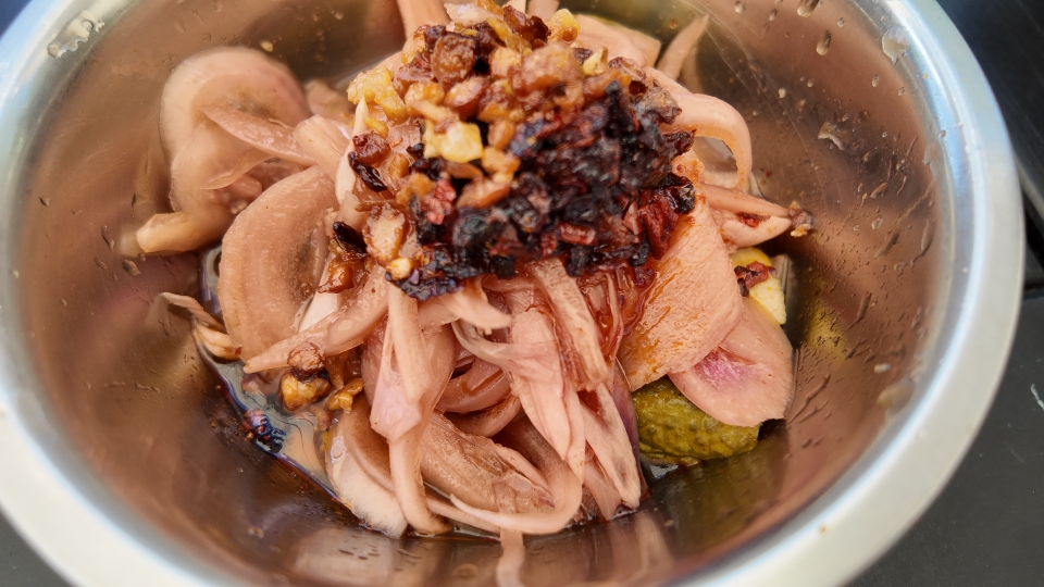 Pickled cucumber salad mit crunchy Knoblauch und rotem Zwiebel