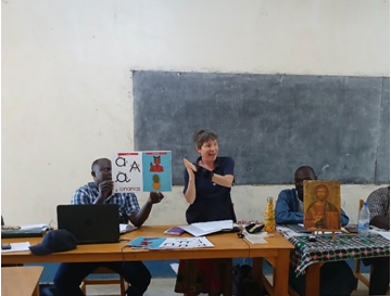 Sr Cécile présente la fiche de lecture.