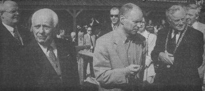 Staatssecretaris van Financiën, Willem Vermeend (midden) verrichtte de opening van 'The Eagle' onder toeziend oog van Henk Bemboom (links) en Burgemeester Smit (rechts)