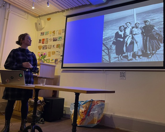Lina Gafner mit ihrem Lieblingsbild von Marthe Gosteli
