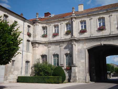 Porche percé dans l'abbaye bénédictine Saint-Michel de Saint-Mihiel pour une meilleure circulation, Meuse Lorraine France