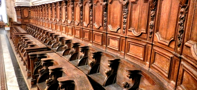 Une partie des stalles situées dans le chœur