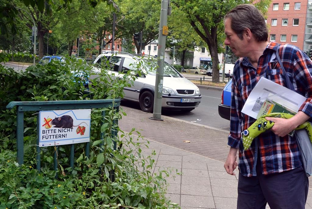 Tilo Kempfert weist auf die Rattengefahr durch weggeworfene Lebensmittel hin.