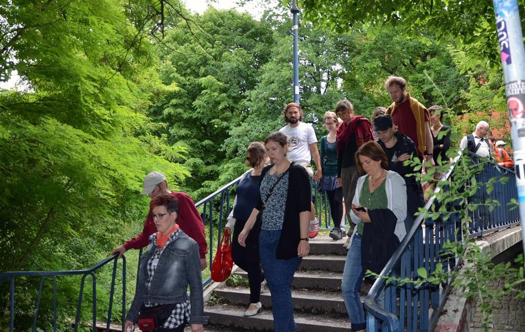 Überquerung des Stegs an der Gotenburger Str. & Information über die Panke-Renaturierung