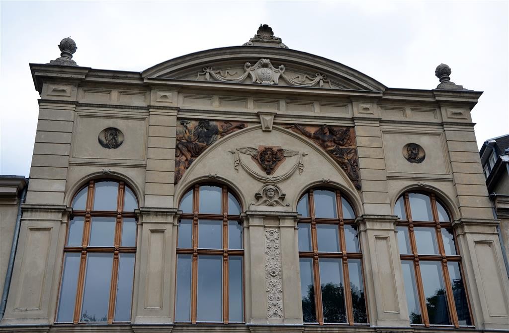 Die Fassade der heutigen Bibliothek am Luisenbad