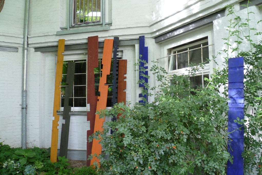 6. Hinterhofgarten, mit Kunstobjekten © Diana Schaal
