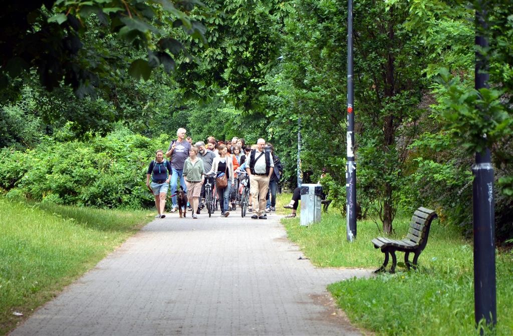 Die Gruppe der Führung am Panke-Ufer