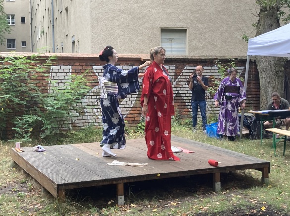 Chihoco Yanagis Kimono-Performance © Silvia Nettekoven