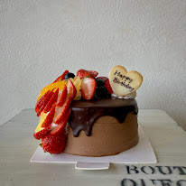 富士宮市のケーキカフェcafe verbの、こぼれるフルーツショコラクリーム+ガナッシュバースデーケーキ