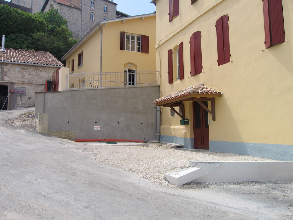 l'entrée de la maison St paul avec le mur à décorer