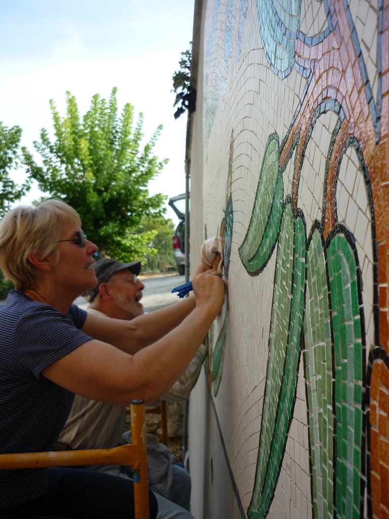 Après avoir enlever les adhésifs, nous voila en train de gratter la colle a certains endroits