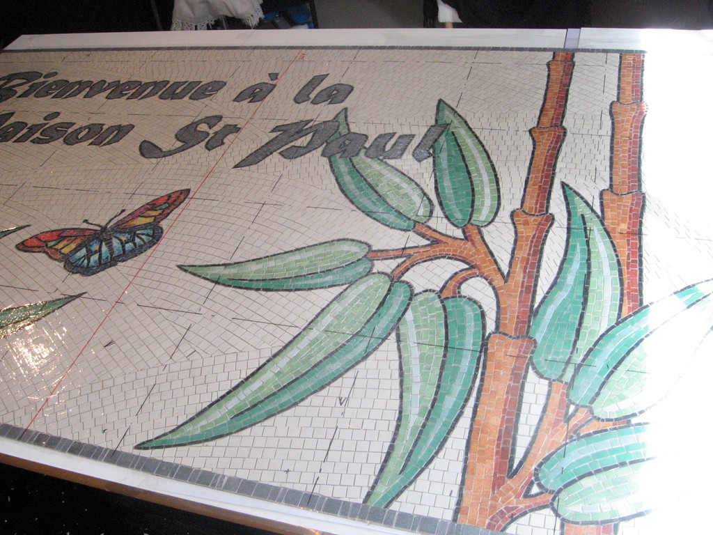 mosaïque: enseigne finie, le fond est placé