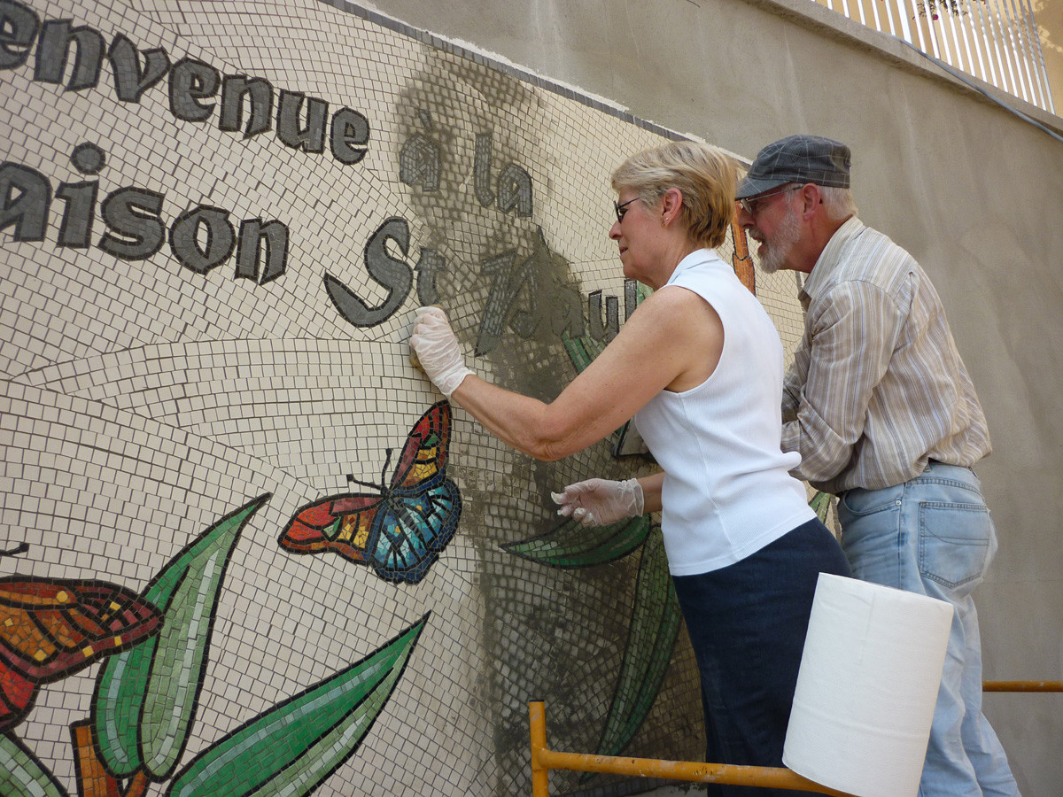 Et maintenant le jointoiement, voila Annie et Pierre à l'ouvrage