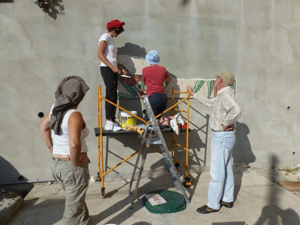 le chantier école, pose de l'enseigne en mosaïque à Tournon d'Agenais
