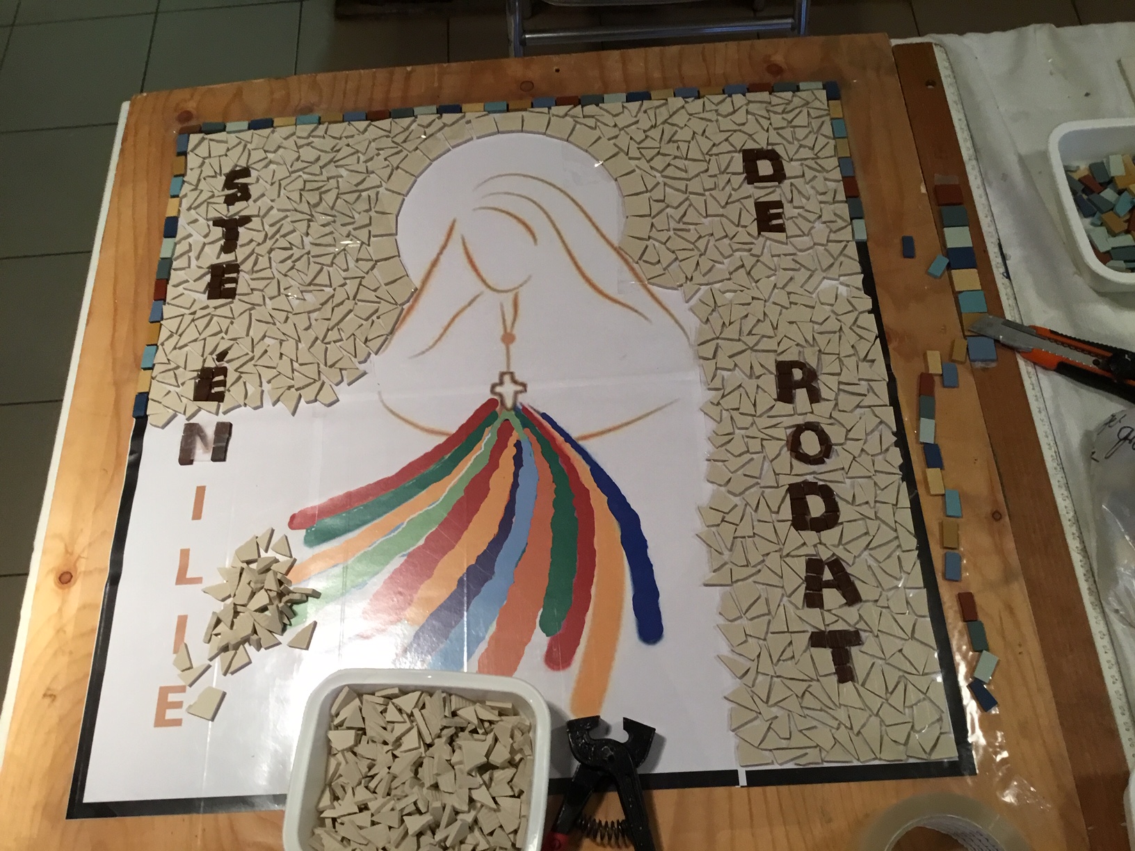 Cette journée s'appelle ART et FOI On vient me chercher toujours pour l'atelier mosaïque ,il y a beaucoup d'adeptes