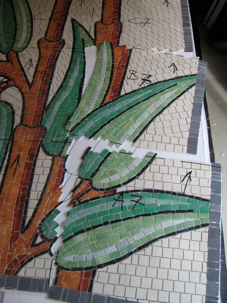 mosaïque: découpage en plaque pour ranger la mosaïque en carton