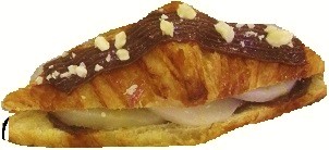 Croissant garni crème d'amande chocolat et poires sirop 