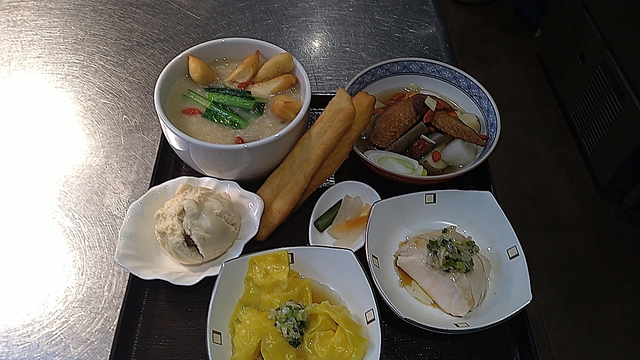 追加の品々 揚げパン1本¥150 叉焼包 1個¥350