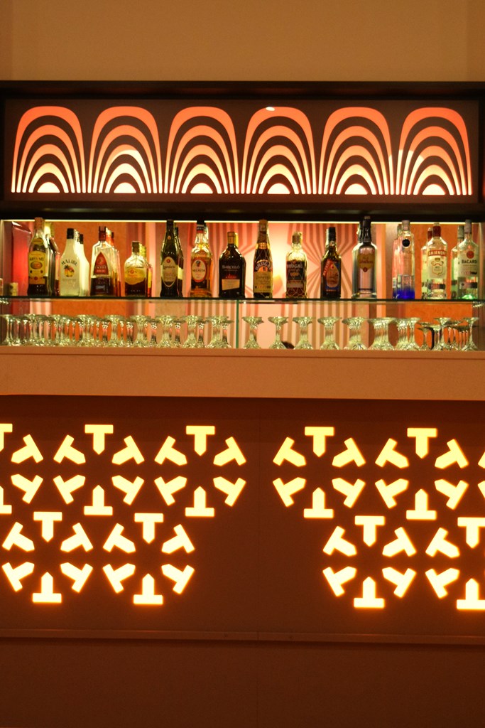 barras de bar  BARRA DE SILESTONE, PANEL COMPOSITE Y METACRILATO