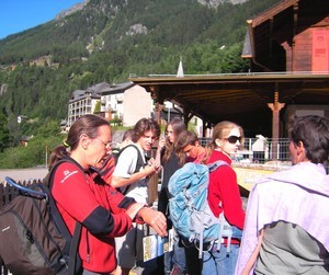 attente du bus pour monter au barrage du lac d'Emosson (Suisse)