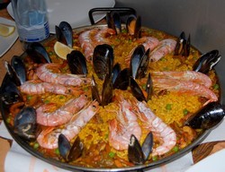 repas de fête à Barcelona une paella