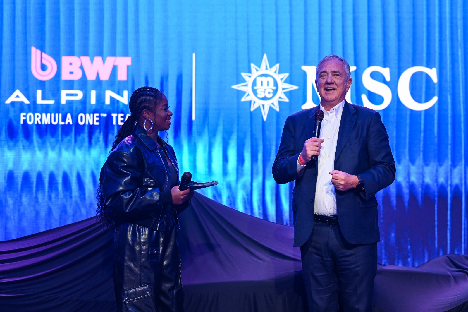 Moderatorin Clara Amfo (links) und Pierfrancesco Vago, Executive Chairman von MSC Cruises  (rechts)