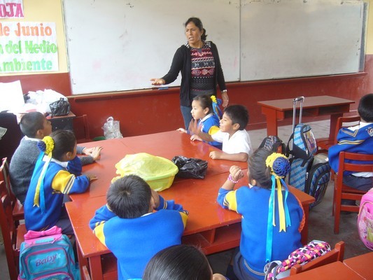 La Profesora Carolina desarrolla con los niños una retrospectiva de lo vivenciado en el biohuerto.