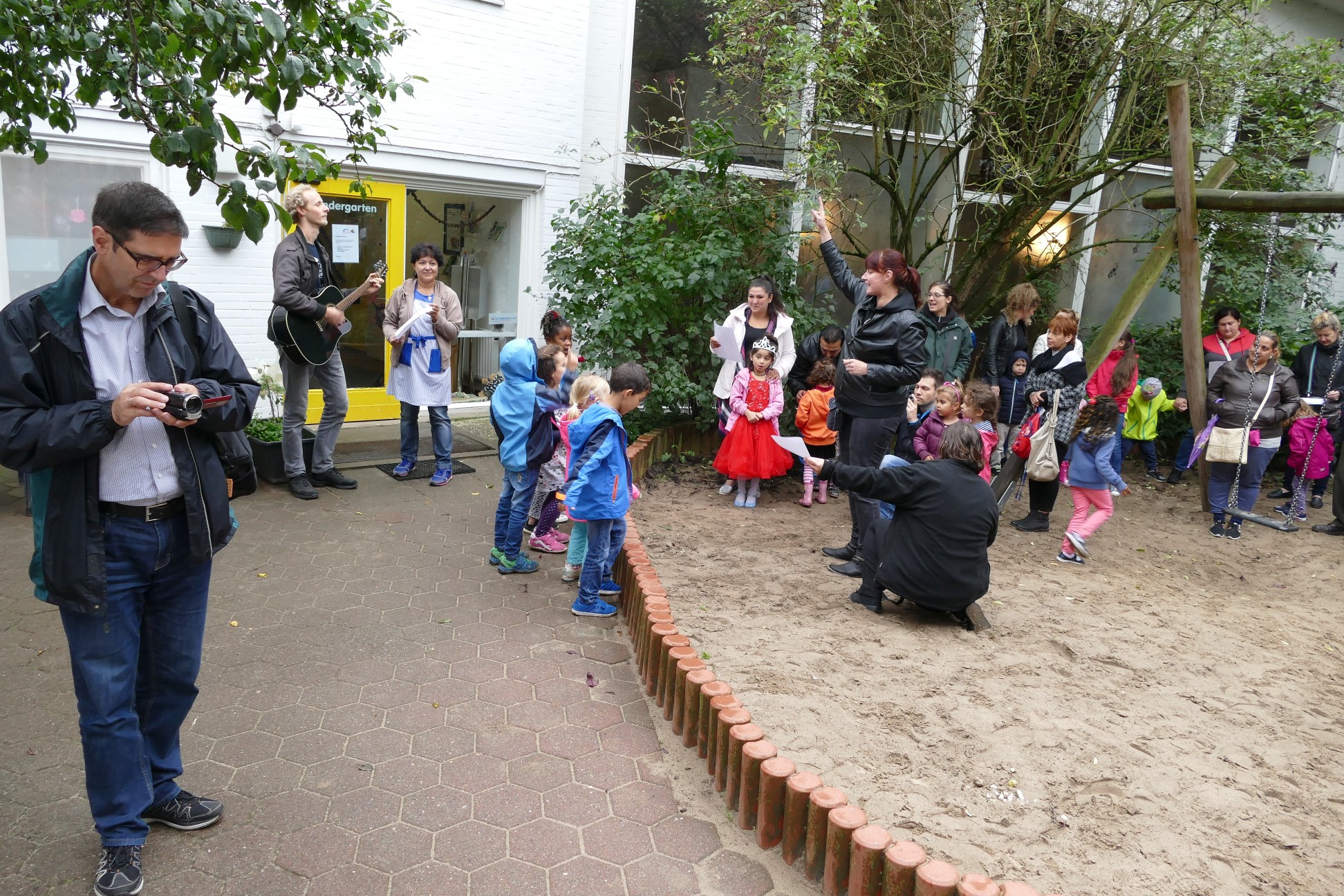 Einige Kinder des Kindergartens tragen ein tolles LIed zum Richtfest vor: "Gott baut uns ein Haus"...