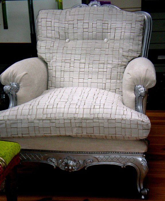 Fauteuil, peinture argentée, tissu, coussin de plumes 
