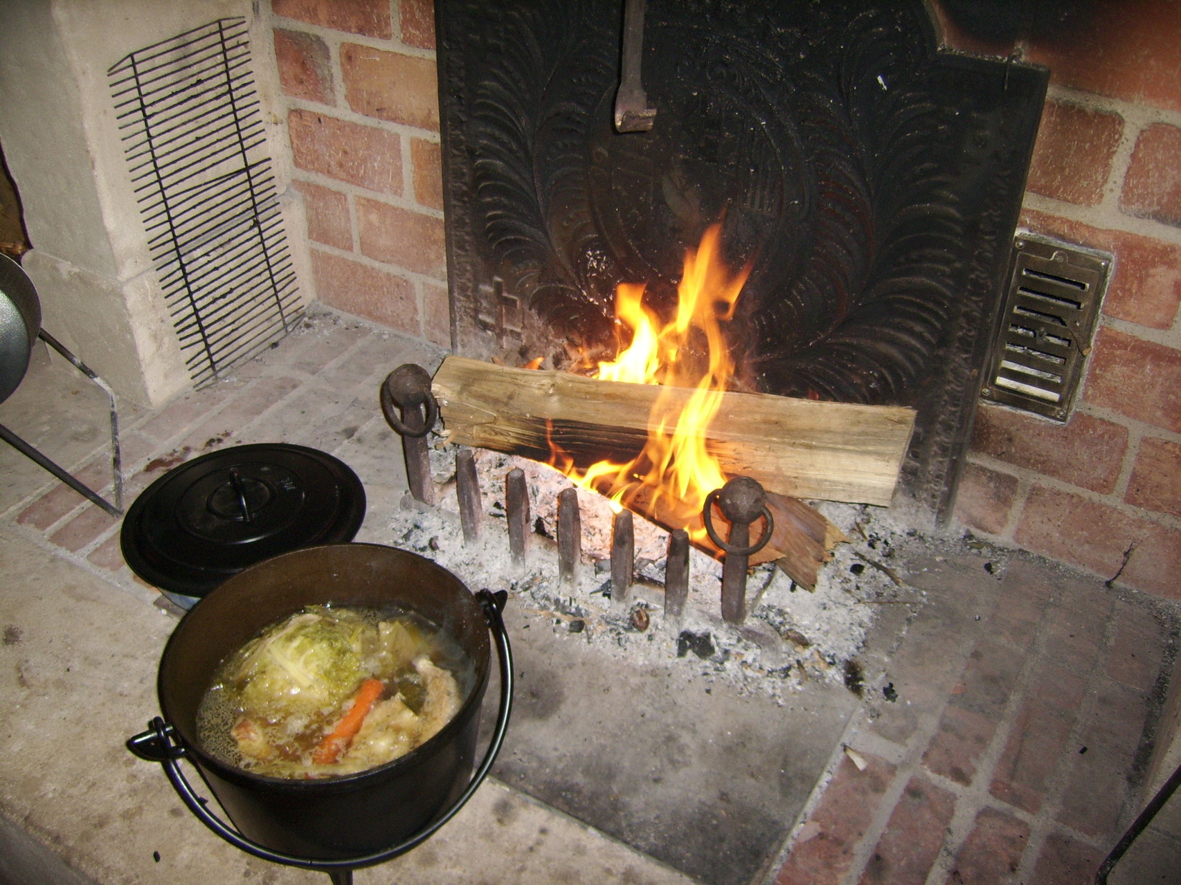 les repas à la table d'hôtes sont pris au coin du feu,ou sur la terrasse suivant la météo du Mouscaillou