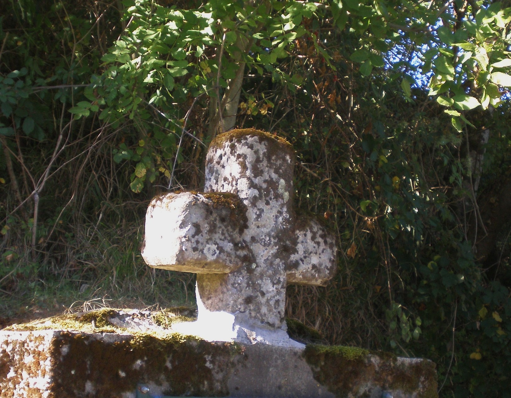 Croix sur puit à la croisée des chemins