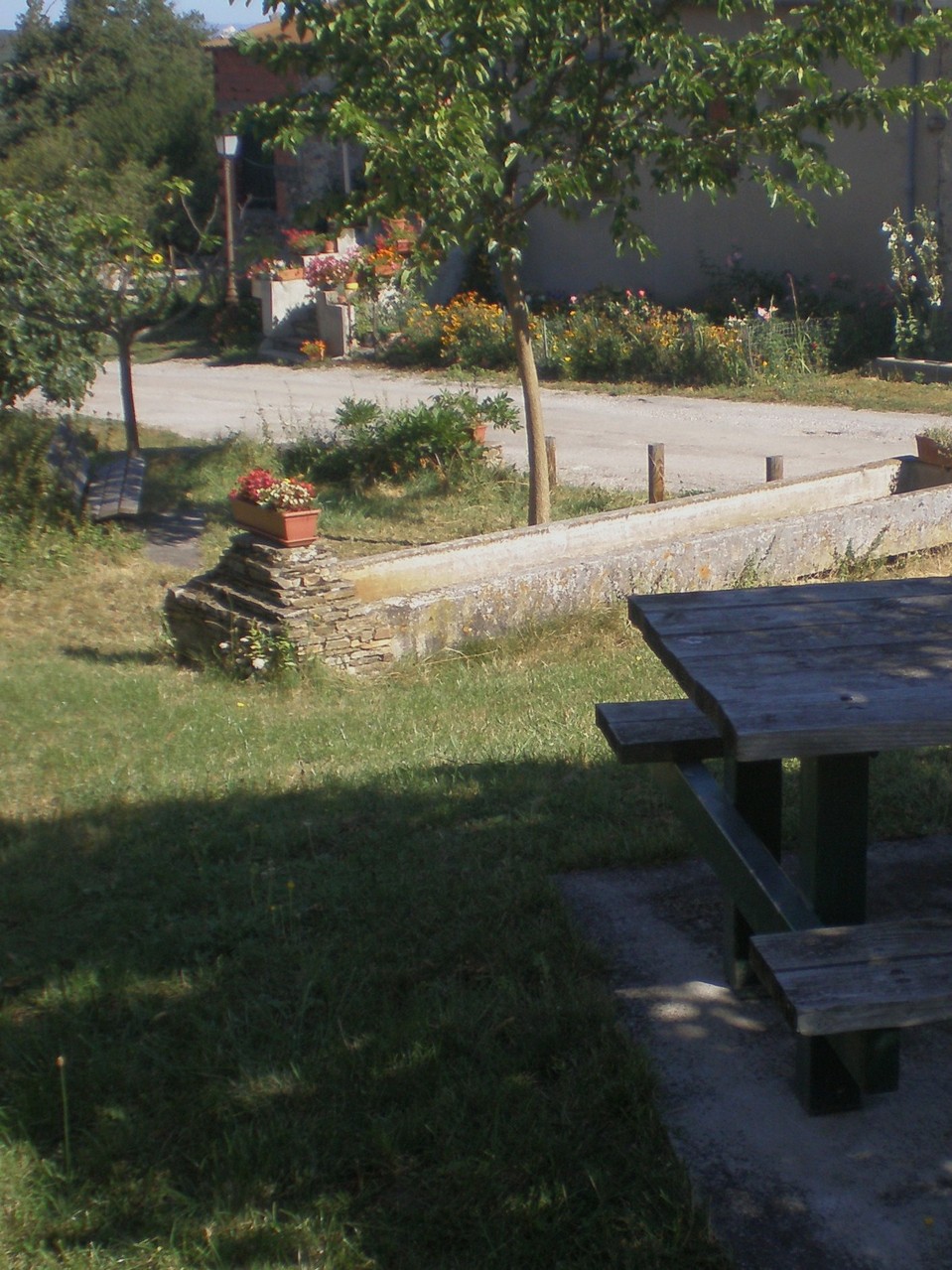 aire de pique nique dans un hameau