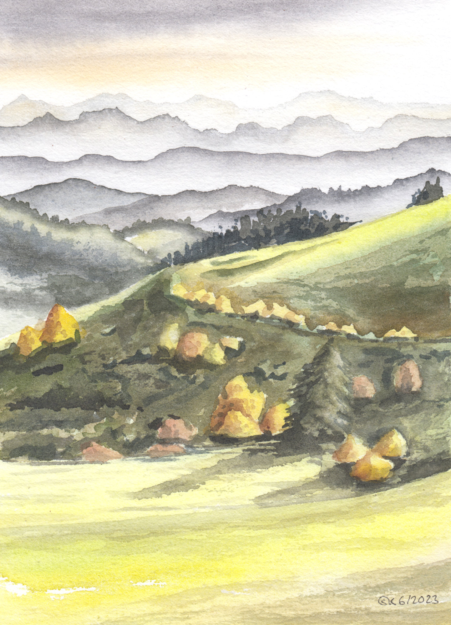 Aquarellbild "Nebelberge mit grünen Hügeln": neblige Berge im Hintergrund, im Vordergrund grüne Hügel mit goldenen und grünen Bäumen und Büschen