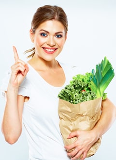 femme portant un sac rempli de légumes, bon pour la santé