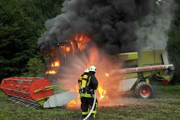 Mähdrescherbrand in Hollenbek, 2010