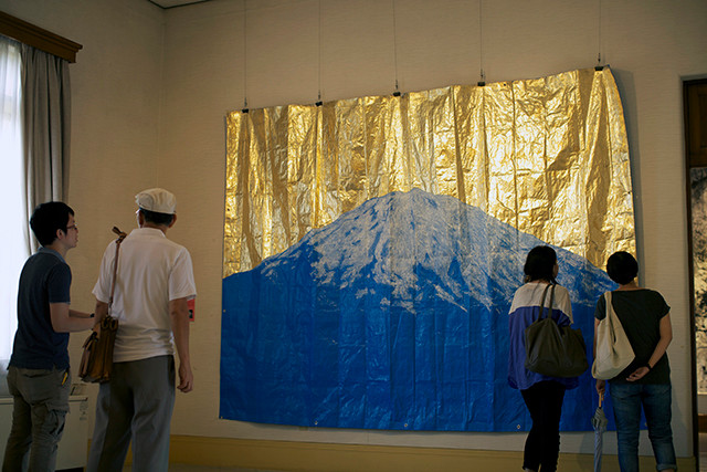 Ⓒ山本雄教｜yukyo yamamoto　≪Blue mountain≫　245.0×355.0cm　ブルーシート、金箔、アクリル絵具　2013