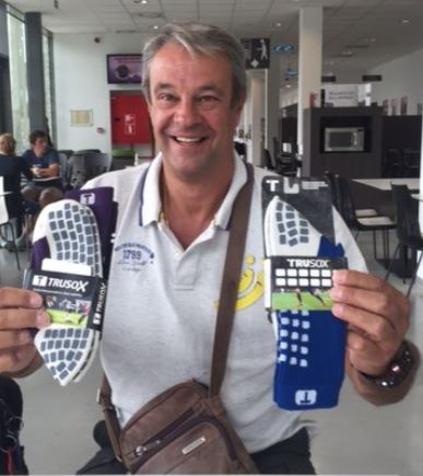 Sacha Koulberg va tester les chaussettes Trusox. Il entraîne les filles d'Oudegem, en division d'Honneur.