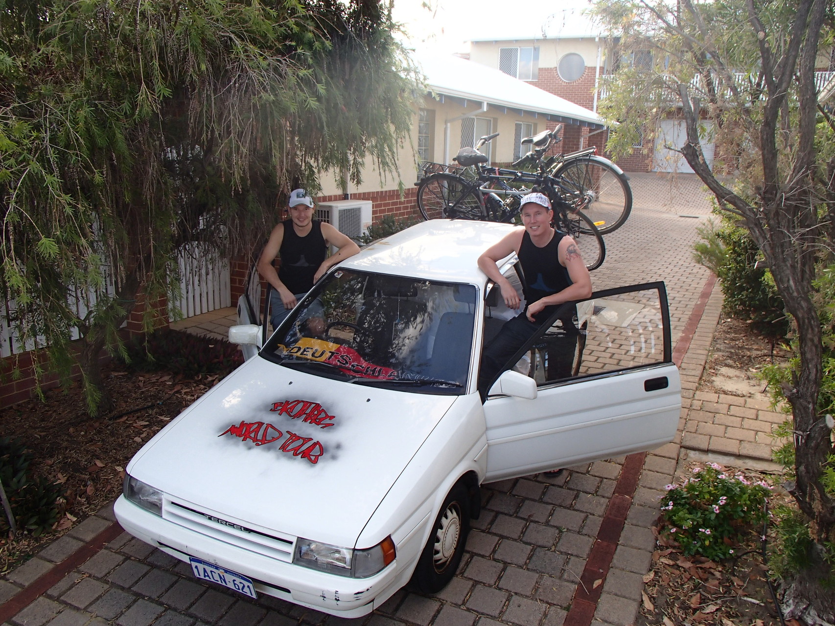 Start aus Perth. Das Auto hatten uns Alex und Katja geschenkt. Die Sitzbank wurde für mehr Stauraum entfernt und die Fahrräder über einen Heckgepäckträger gesichert. Das Graffiti auf der Motorhaube hatte Katja erstellt. Auf geht es von West nach Ost!
