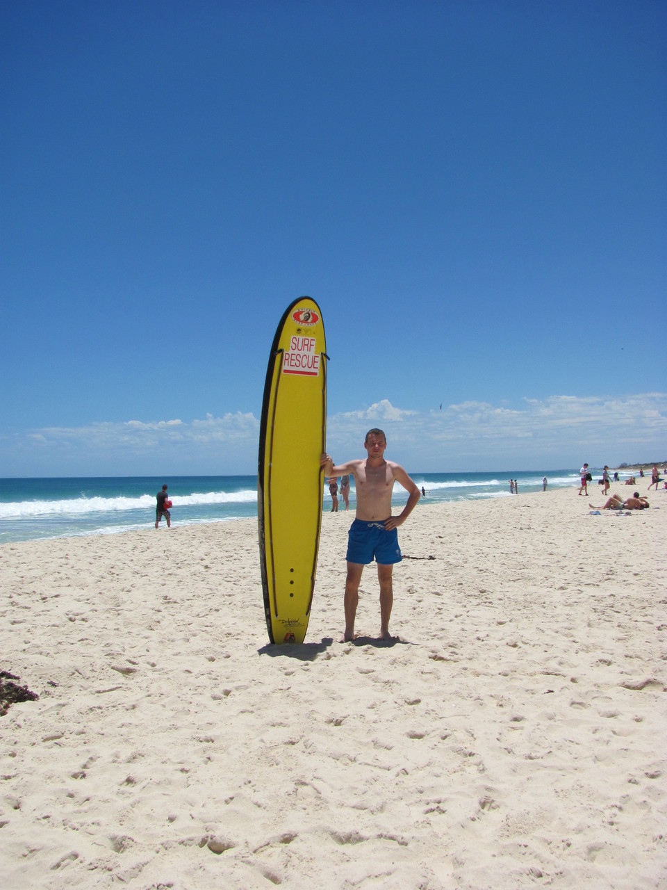Dennis mit Surfbrett an der Küste von Perth