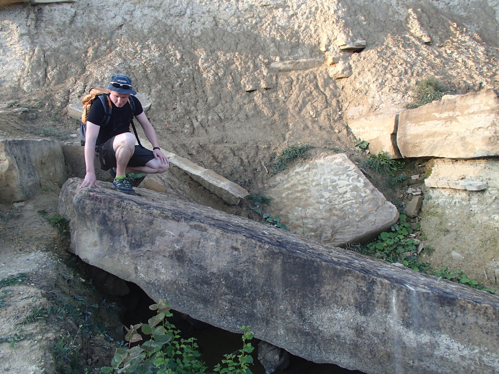 Ein gefallener Megalith. Dieser wurde auf über 20 Tonnen datiert. Welche vorgeschichtliche Kultur war in der Lage, solche Steine dorthin zu bewegen?