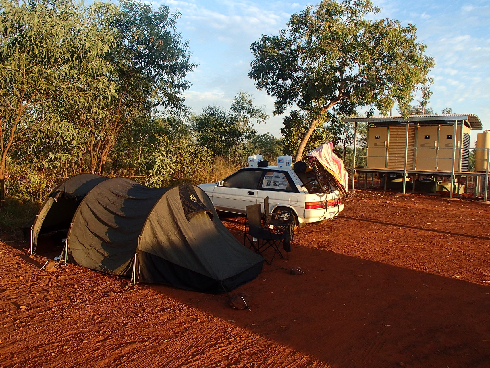 Campen an einer Rest Area, einer australischen Raststätte. Nachts bekamen wir Besuch von Dingos, die sich heulend auf dem Platz breit machten. Wir harrten bis zur Dämmerung im Zelt aus.