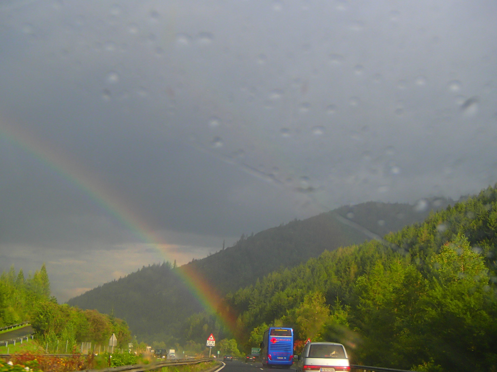 Während der Hinreise fuhren wir durch das Ende eines Regenbogens. 