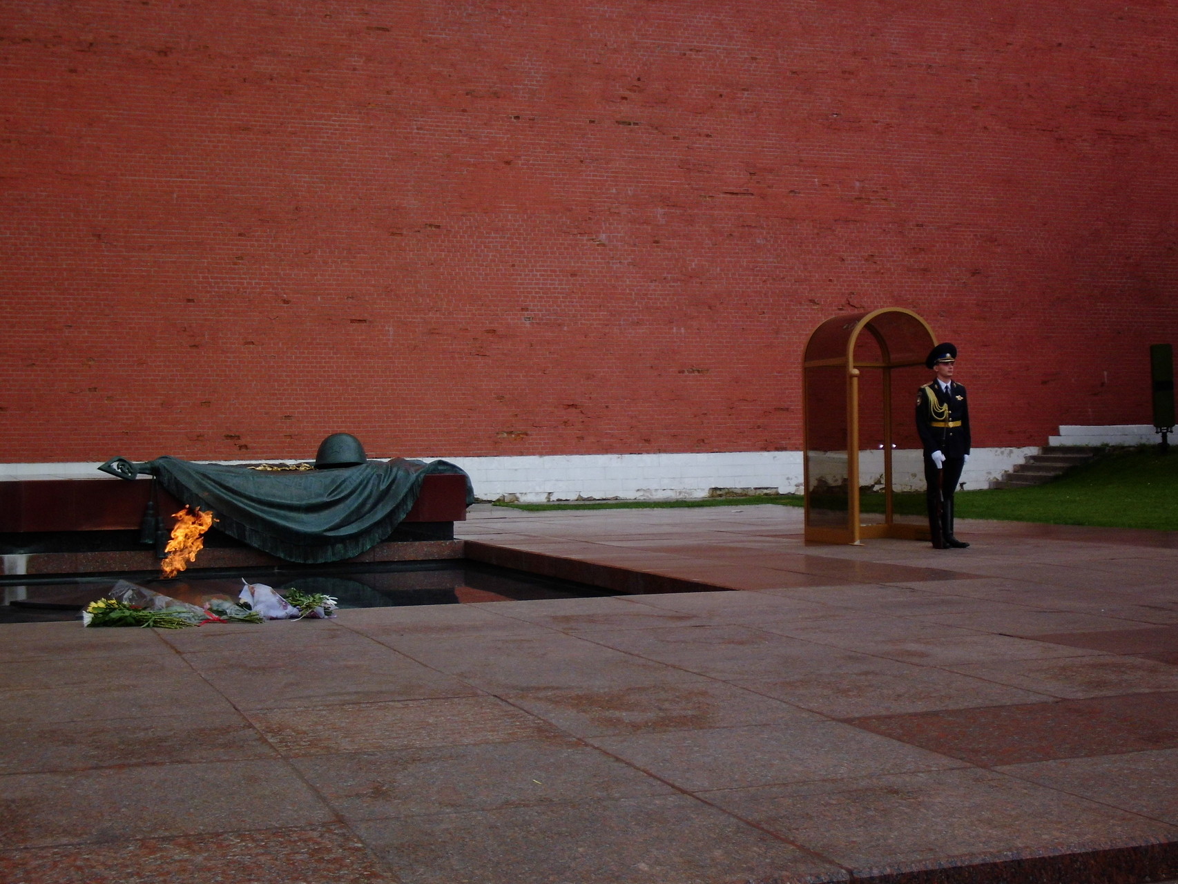 Das Grab des Unbekannten Soldaten und das Ewige Feuer am roten Platz