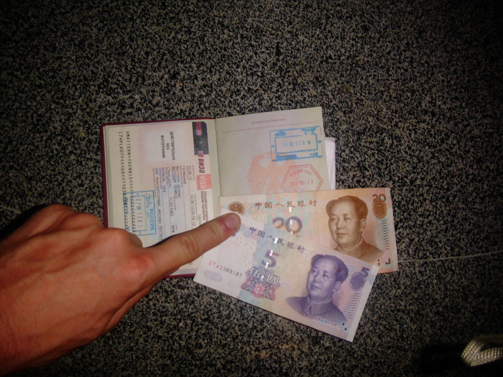 Erster Wechsel in Yuan für unseren kurzen Aufenthalt hier.