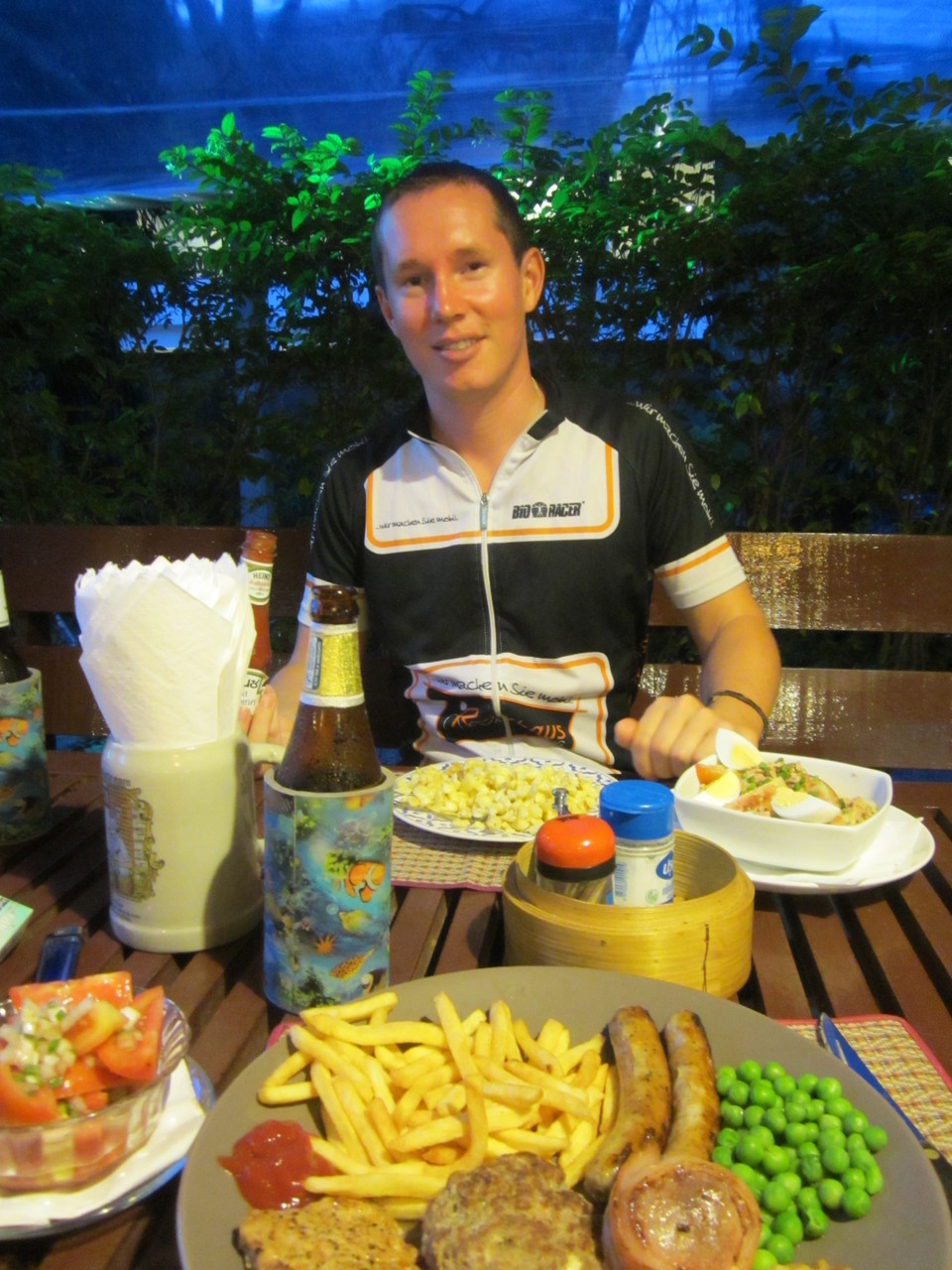 Ein Abendessen zum Abschied in Bangkok. André musste Dennis aufgrund von starken Knieproblemen vorzeitig verlassen.
