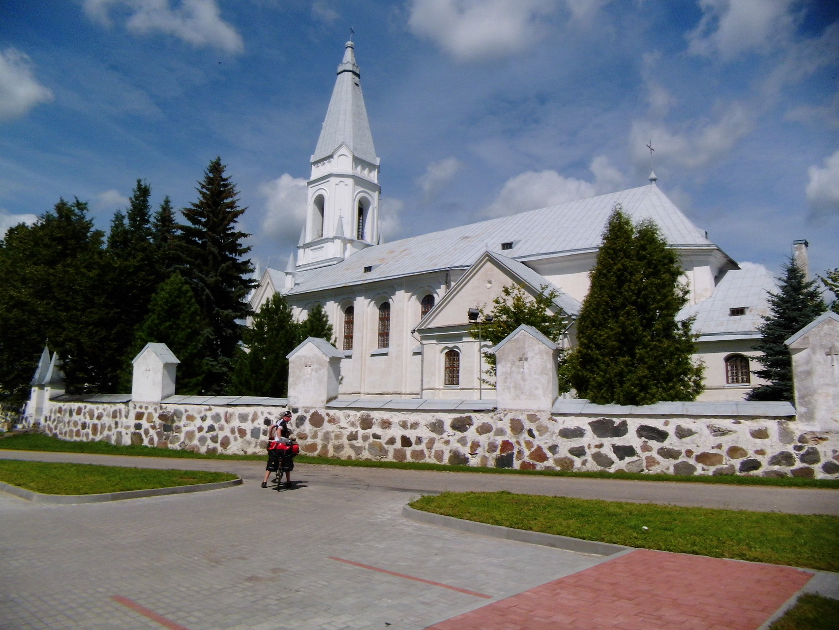 Wunderschöne Kirche in Weiß
