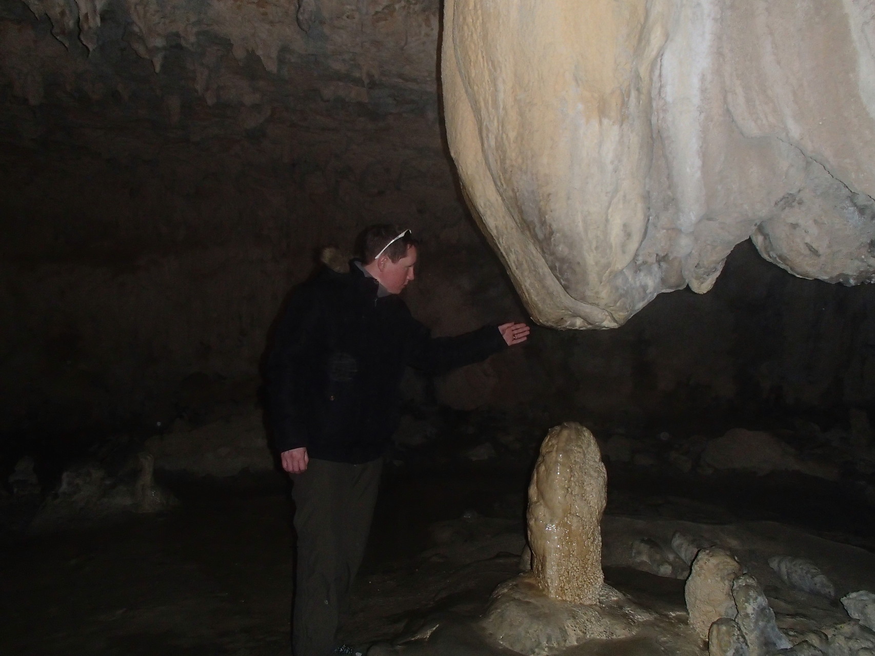 Wie durch eine Tropfsteinehöhle wanderten wir bis zu einer Höhle, die auch als Kathedrale der Katharer bekannt gewesen ist.