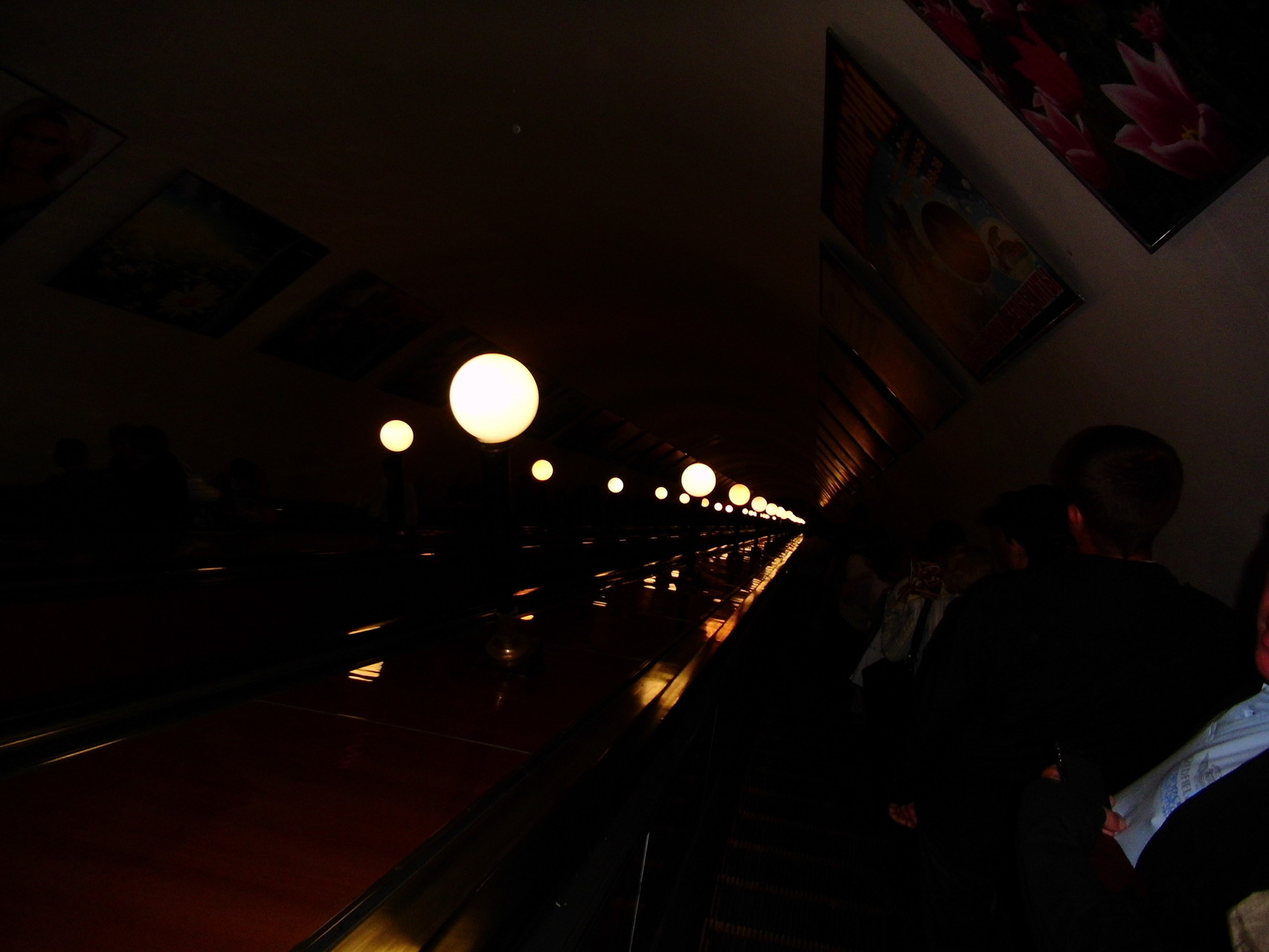 Ein Blick in die tiefste U-Bahn der Welt. Spätestens ab jetzt wussten wir warum.