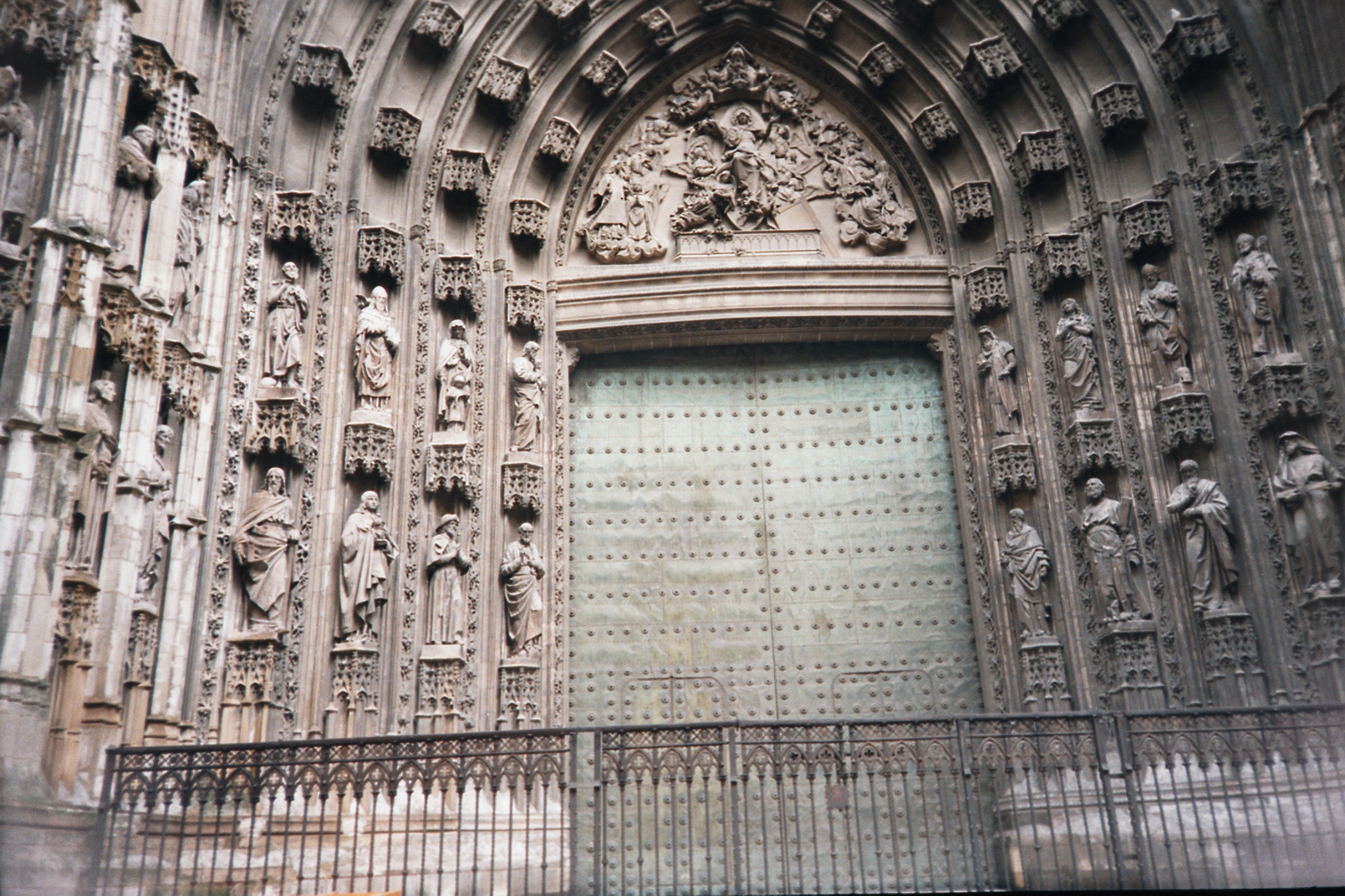 Große Kirchentür in Sevilla 