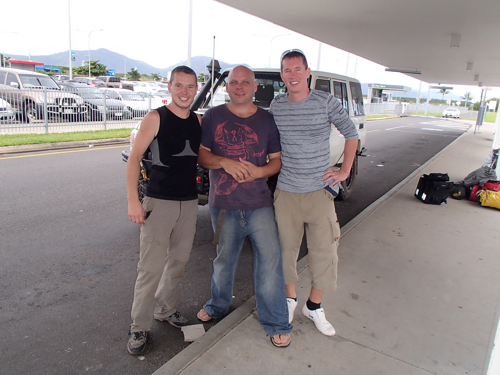 Abschied von Damien, unserem Helfer in Not. Er setzte uns am Flughafen ab.